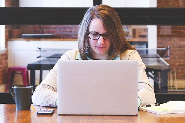 mulher estudando contabilidade para abrir uma empresa