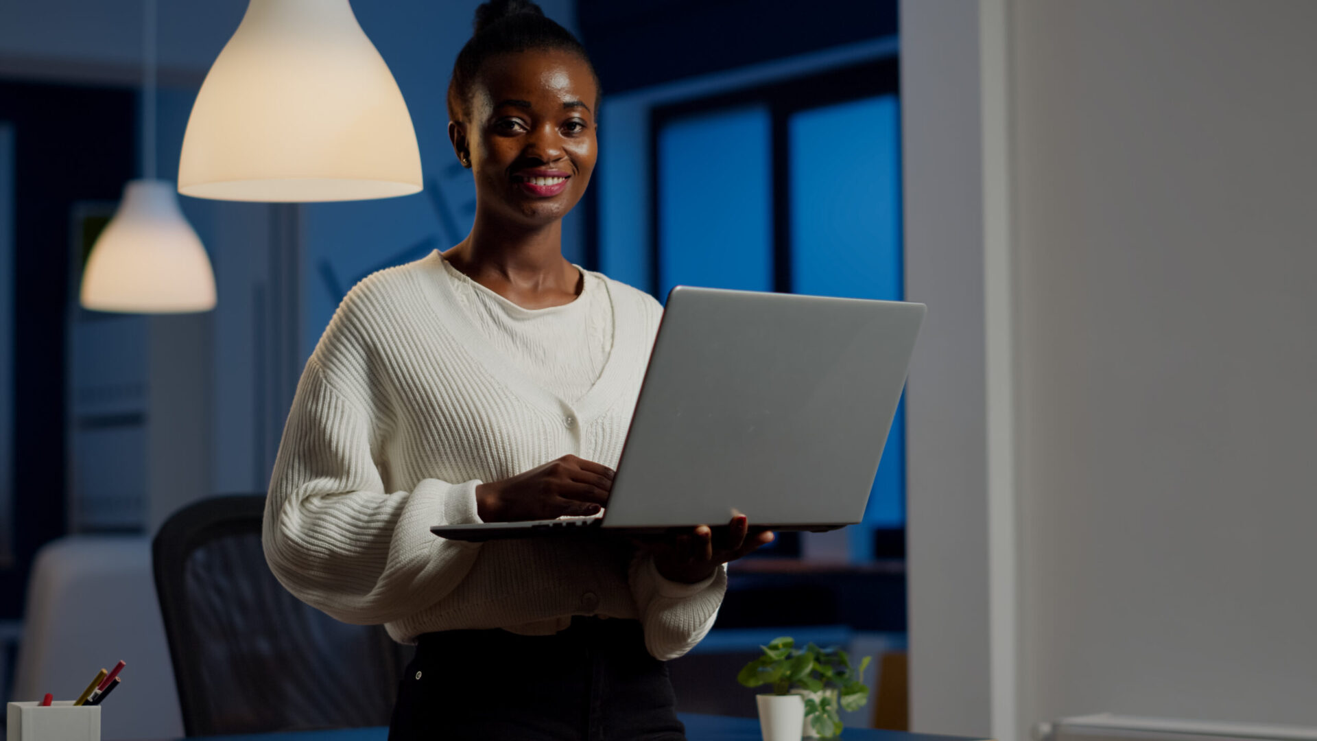 Mulher negra avaliando sumário executivo de consultoria empresarial em seu notebook