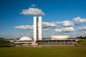Foto Brasília, Brasil - 26 de maio de 2006 - congresso nacional brasileiro com céu azul e nuvens