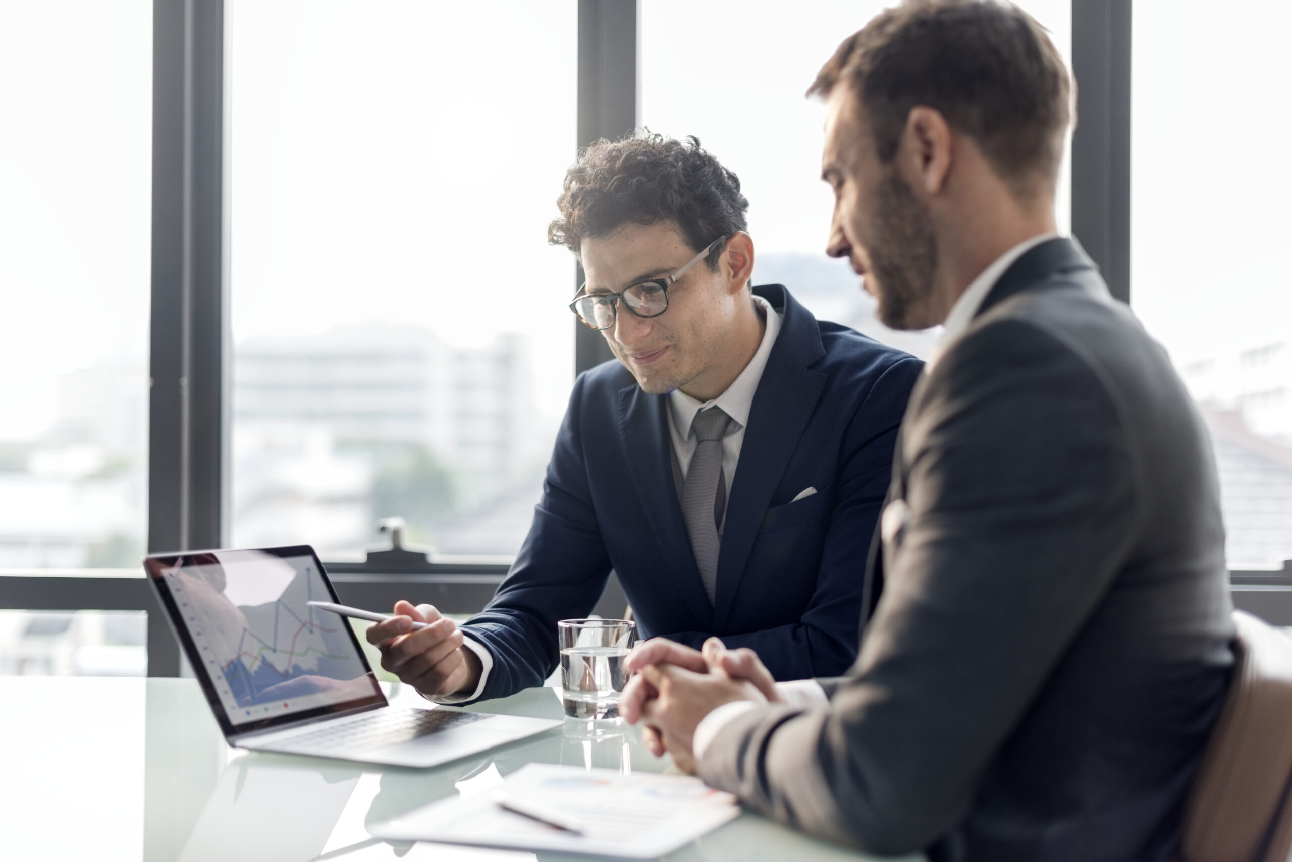 Reunião sobre contabilidade consultiva entre líderes