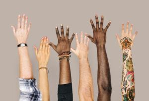 Gestos de mãos de um grupo de pessoas representando a diversidade
