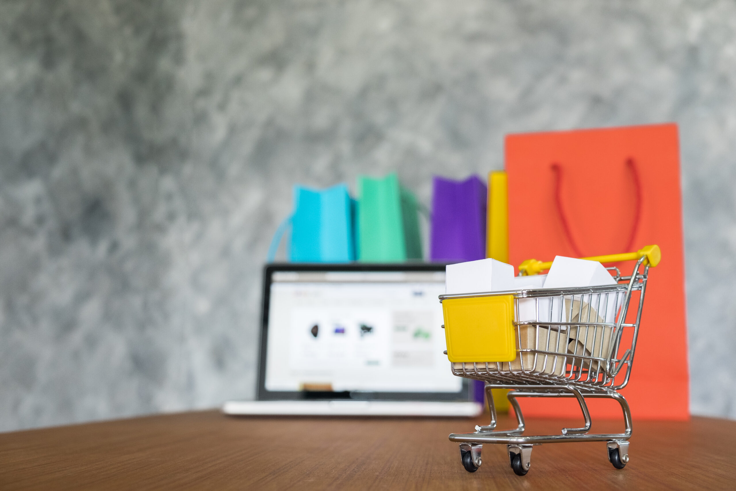 laptop e sacolas de compras, conceito de compras online.