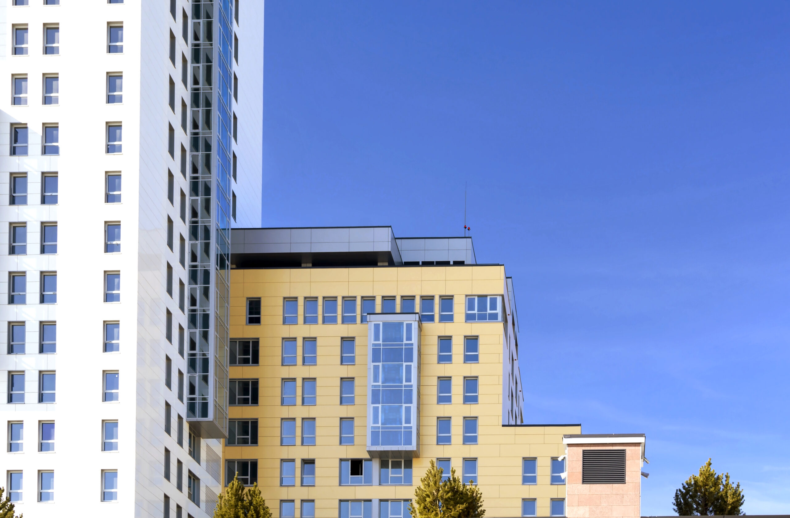 Prédio de apartamentos moderno na cidade. fachada do sol