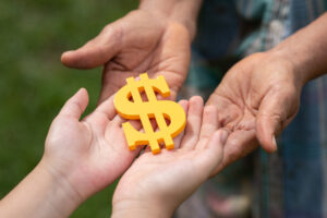 O símbolo do dólar amarelo nas mãos de idosos e crianças para o investimento ou economia de pessoas com diversidade de diferenças