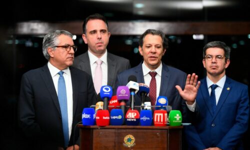 ministros debatendo a desoneração da folha