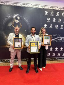 Alessandro Gonçalves acompanhado da equipe de Heads do Grupo Insigne